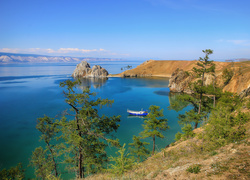 Widok na wyspę Olchon na rosyjskim jeziorze Bajkał