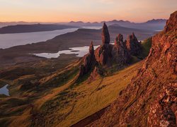 Szkocja, Wyspa Skye, Półwysep Trotternish, Wzgórze The Storr, Skały, Jeziora