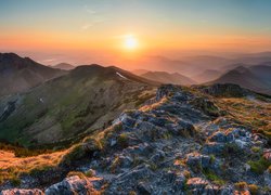 Widok na zachód słońca nad Małą Fatrą w Słowacji