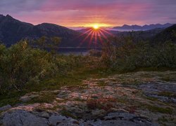 Widok na zachód słońca nad skalistymi górami