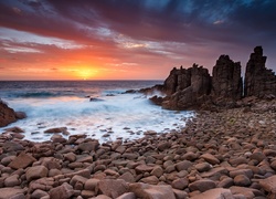 Widok na zachód słońca z brzegu  wyspy Phillip Island w Australii