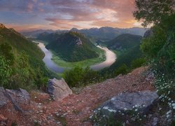 Widok na zakole rzeki Crnojevica w Czarnogórze