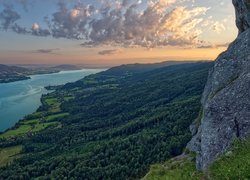 Poranek, Wschód słońca, Chmury, Wzgórza, Jezioro Attersee, Skały, Domy, Lasy, Powiat Vocklabruck, Austria