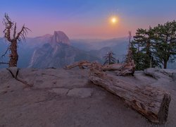 Widok na zamglony o poranku Park Narodowy Yosemite