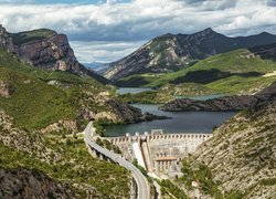 Hiszpania, Katalonia, Prowincja Lleida, Jeziora, Tama, Zapora, Zbiornik, Embalse de Oliana, Zapora, Most, Góry, Drzewa, Chmury