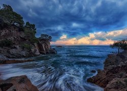 Hiszpania, Prowincja Girona, Costa Brava, Morze Śródziemne, Zatoka Cala Llevadó, Skały, Drzewa, Chmury