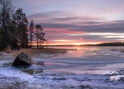 Finlandia, Miasto Kotka, Zatoka Fińska, Zachód słońca, Zima, Drzewa, Kamień