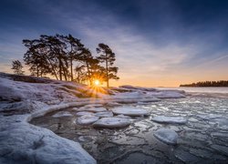 Widok na zatokę z plaży Kallahdenniemi na półwyspie Kallviksudden