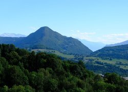 Widok na zielone lasy i dolinę w górach