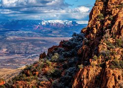 Skały, Góry, Roślinność, Chmury, Zachód słońca, Jerome, Sedona, Arizona, Stany Zjednoczone