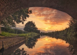 Anglia, Derby, Dzielnica Sinfin, Rzeka Trent and Mersey Canal, Most, Zachód słońca, Chmury, Drzewa, Odbicie