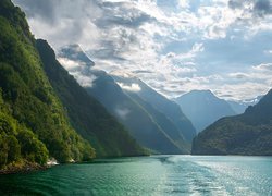 Widok z brzegu Gudvangen na fiord Naroyfjorden