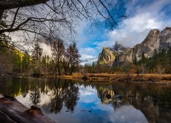 Stany Zjednoczone, Stan Kalifornia, Park Narodowy Yosemite, Góry, Sierra Nevada, Rzeka, Merced River, Drzewa, Chmury