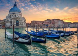 Włochy, Wenecja, Canal Grande, Bazylika Santa Maria della Salute,  Łodzie, Wschód słońca