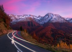 Widok z drogi na ośnieżone góry