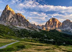 Widok z drogi na rozświetlone włoskie Dolomity