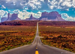 Widok z drogi na skały Monument Valley