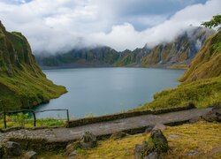 Widok z drogi na zamglone góry i jezioro Pinatubo