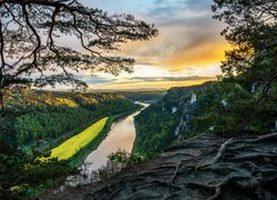 Rzeka Łaba, Dolina, Drzewa, Korzenie, Skały, Domy, Góry Połabskie, Park Narodowy Saskiej Szwajcarii, Niemcy