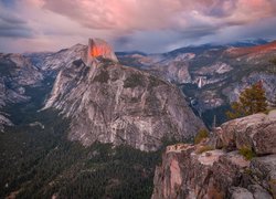 Widok z Glacier Point na rozświetloną górę Half Dome