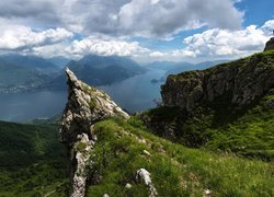 Widok z gór na jezioro