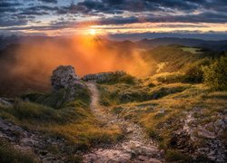 Widok z góry Klak na rozświetlone Karpaty Zachodnie