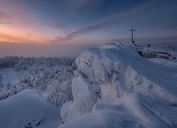 Widok z góry Krestovaya na zaśnieżone lasy