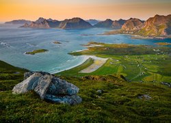 Norwegia, Góry, Lofoty, Morze, Plaża Kvalvika, Kamienie, Roślinność