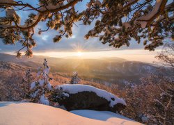  Zima, Drzewa, Góry, Wzgórza, Promienie słońca, Biełokuricha, Kraj Ałtajski, Rosja