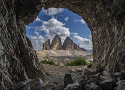 Widok z groty na masyw Tre Cime di Lavaredo