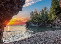 Jaskinia, Skały, Jezioro, Superior Lake, Zachód słońca, Drzewa, Kamienie, Marquette, Michigan, Stany Zjednoczone