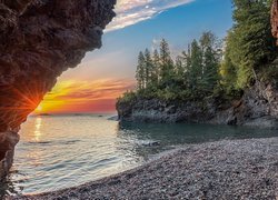 Widok z jaskini na drzewa nad jeziorem Superior Lake