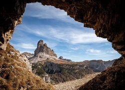 Widok z jaskini na góry