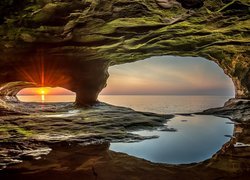 Jezioro Lake Superior, Skały, Jaskinia, Promienie słońca, Park Narodowy Pictured Rocks National Lakeshore, Munising, Stan Michigan, Stany Zjednoczone