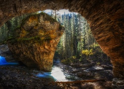 Widok z jaskini na Johnston Canyon w Parku Narodowym Banff