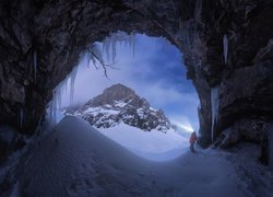 Hiszpania, Góry Kantabryjskie, Pasmo Picos de Europa, Zima, Jaskinia, Człowiek, Światło, Sople