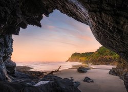 Widok z jaskini na plażę