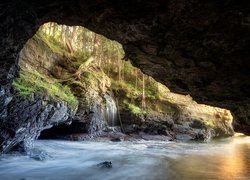 Widok z jaskini na rzekę