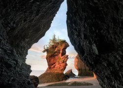 Widok z jaskini na skały na morskiej plaży
