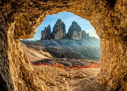 Widok z jaskini na Tre Cime di Lavaredo we włoskich Dolomitach