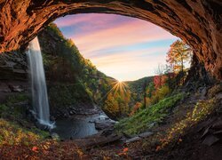 Jaskinia, Skała, Wodospad, Kaaterskill Falls, Las, Drzewa, Jesień, Promienie słońca, Stan Nowy Jork, Stany Zjednoczone