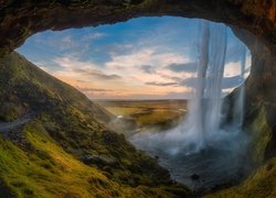 Widok z jaskini na wodospad Seljalandsfoss w Islandii
