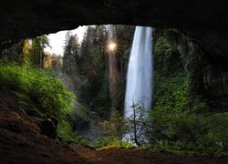 Widok z jaskini na wodospad Silver Waterfall