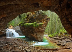 Kanada, Park Narodowy Banff, Johnston Canyon, Jaskinia, Skała, Kamienie, Wodospad, Drzewa