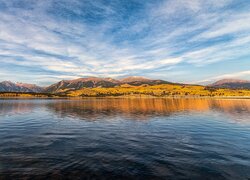 Widok z jeziora na góry Mount Elbert Forebay