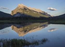 Park Narodowy Banff, Góry, Canadian Rockies, Góra, Mount Rundle, Jezioro, Vermilion Lake, Trawy, Niebo, Chmury, Wschód słońca, Alberta, Kanada