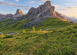 Widok z łąki na górę Ra Gusela w Dolomitach