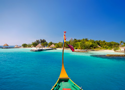 Widok z łodzi na hotel Jumeirah Vittaveli i plażę na Malediwach