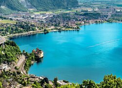 Widok z lotu ptaka na zamek Chillon i Jezioro Genewskie w Szwajcarii