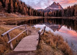 Jezioro, Antorno Lake, Mostek, Góry, Dolomity, Masyw, Tre Cime di Lavaredo, Drzewa, Trawa, Chmury, Prowincja Belluno, Włochy